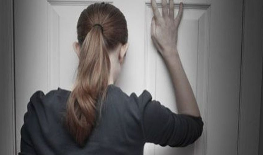 Vrouw staat voor een dichte voordeur in Arnhem Vrouw staat voor een dichte voordeur in Arnhem