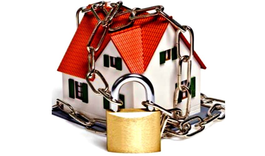 Woning in Arnhem symbolisch beveiligd met ketting en hangslot Woning in Arnhem symbolisch beveiligd met ketting en hangslot